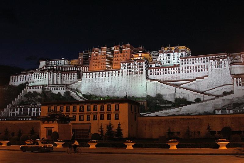 050 Potala at night, from the square.jpg